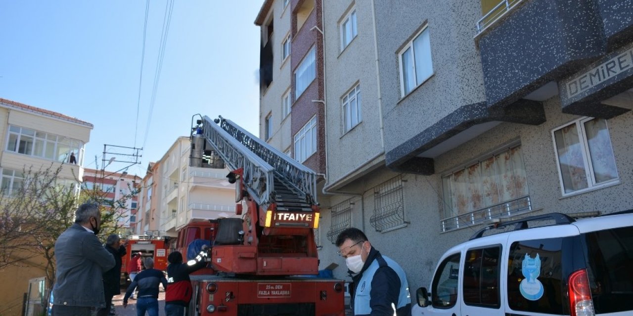 Türkeli’de apartmanda korkutan yangın