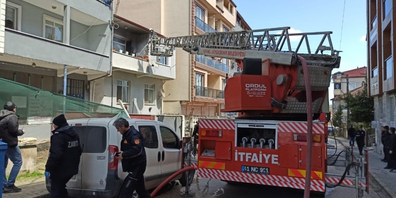 2 katlı binada çıkan yangın paniğe neden oldu