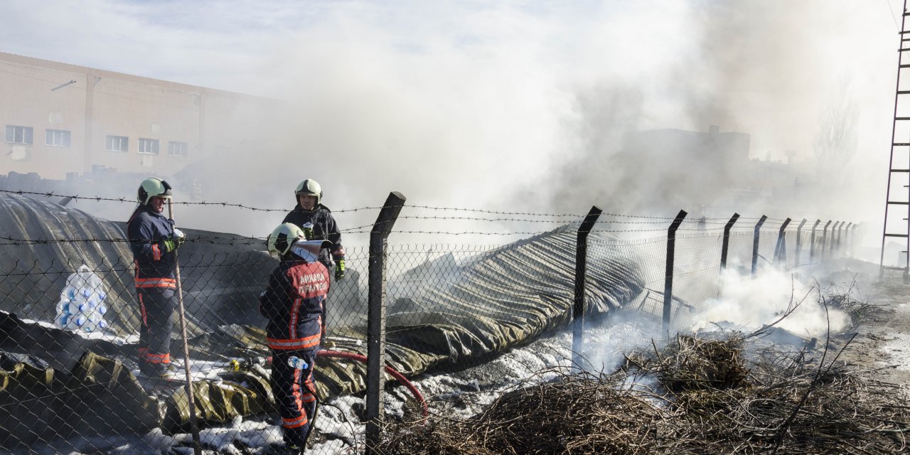 Kahramankazan'da market deposunda çıkan yangında iki işçi dumandan etkilendi