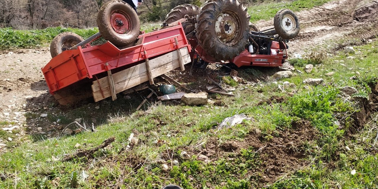 Manisa'da devrilen traktörün sürücüsü öldü, oğlu yaralandı