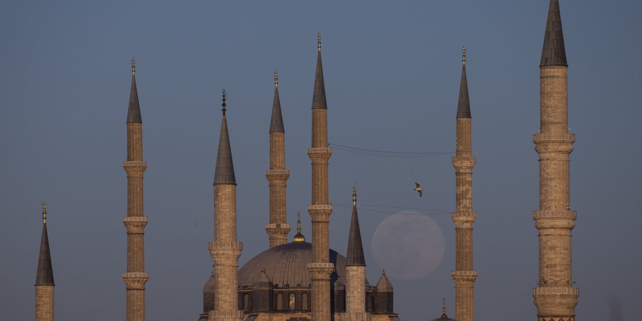 Selimiye Camisi, dolunayla kartpostallık manzaralar oluşturdu