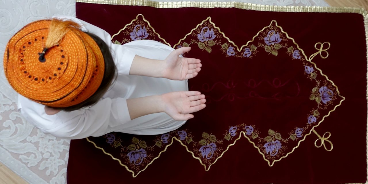 Berat Kandili'nde dualar evlerden yükseldi