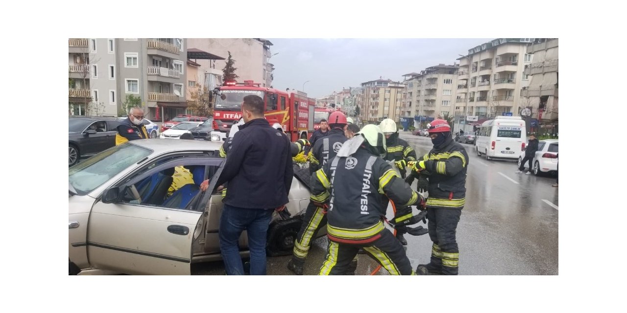 Kaza yapan otomobilde sıkışan sürücüyü itfaiye kurtardı