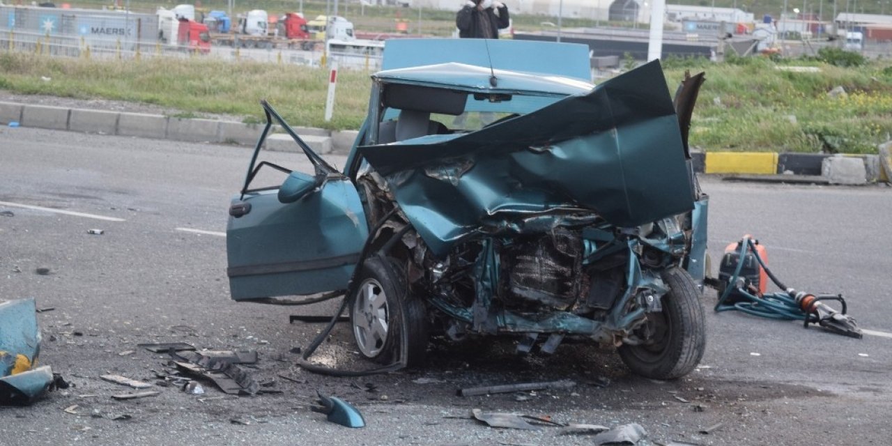 İzmir’de kamyon ile otomobil çarpıştı: 1 ölü