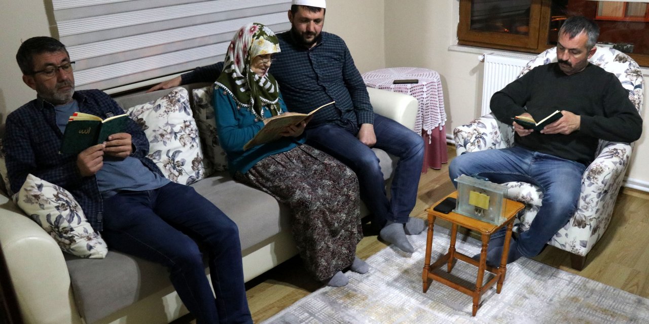 Berat Kandili'nde dualar evlerden yükseldi