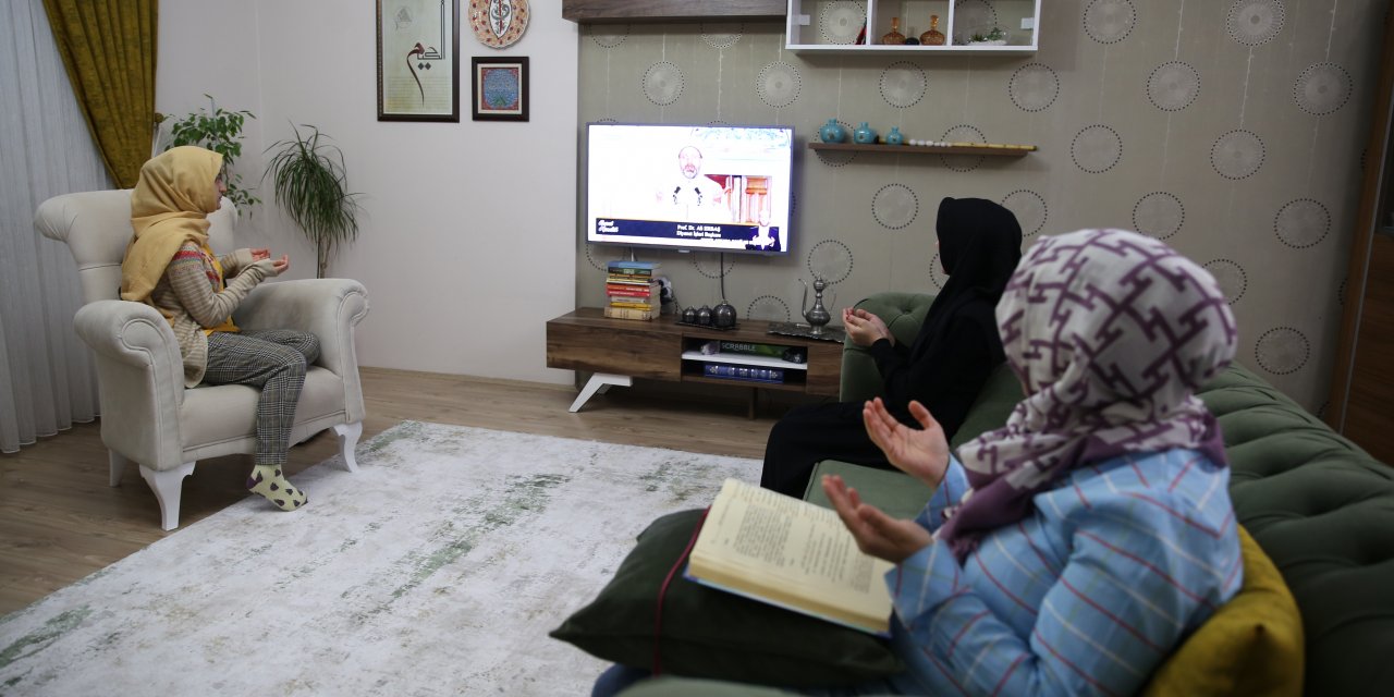 Berat Kandili'nde dualar evlerden yükseldi