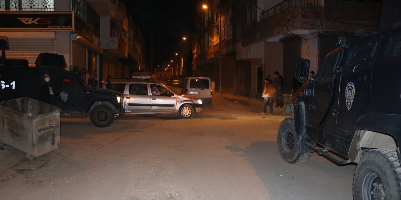 Kavga sesleri duyan kişi çıktığı balkonda başından vuruldu