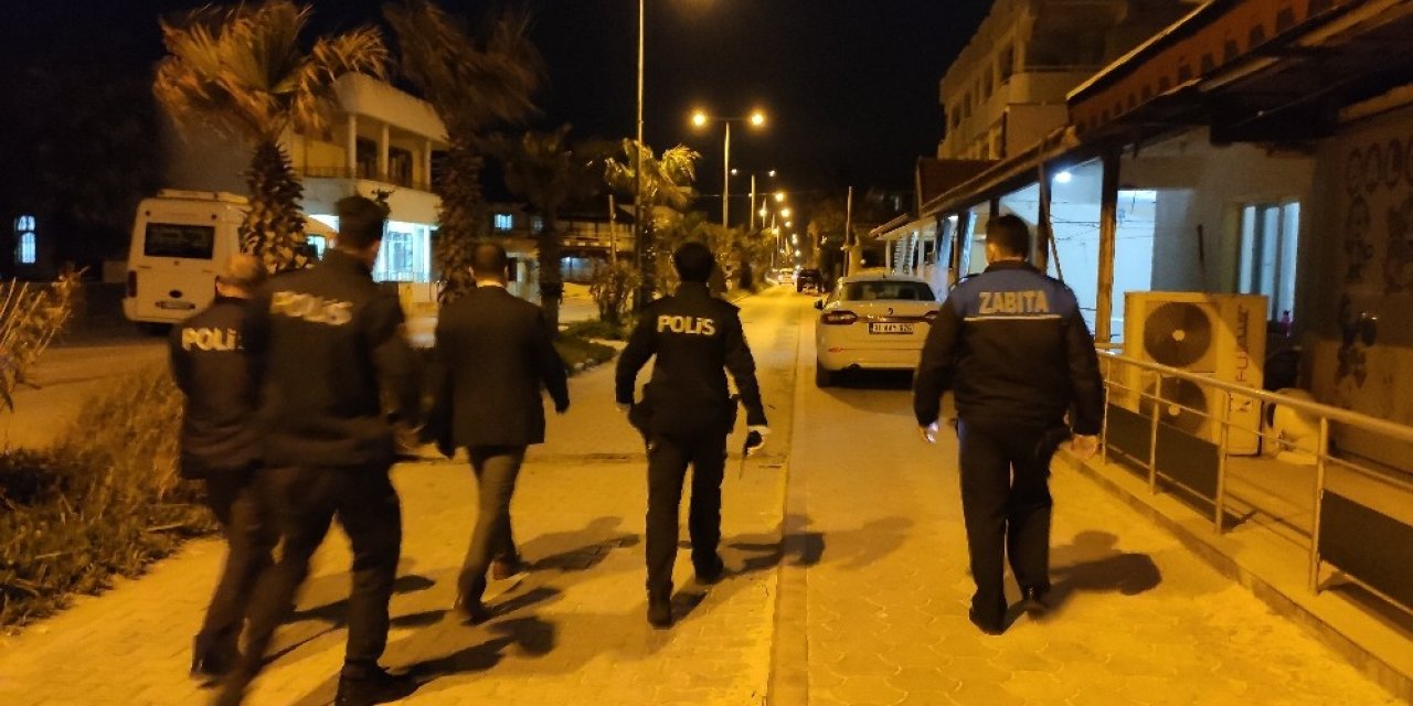 Samandağ’da polis ve zabıta ekipleri gece denetimi yaptı