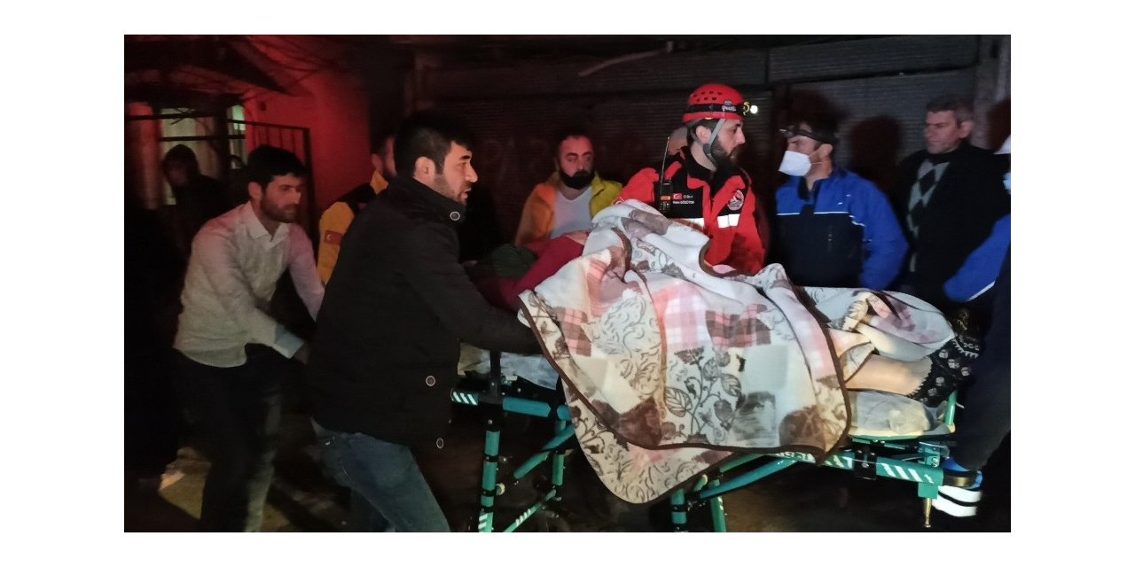3 katlı binada çıkan yangın mahalleliyi sokağa döktü