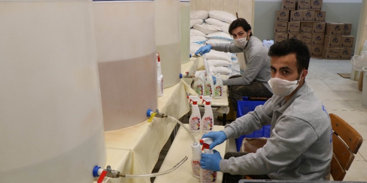 Fabrika gibi okul Türkiye’ye dezenfektan üretiyor