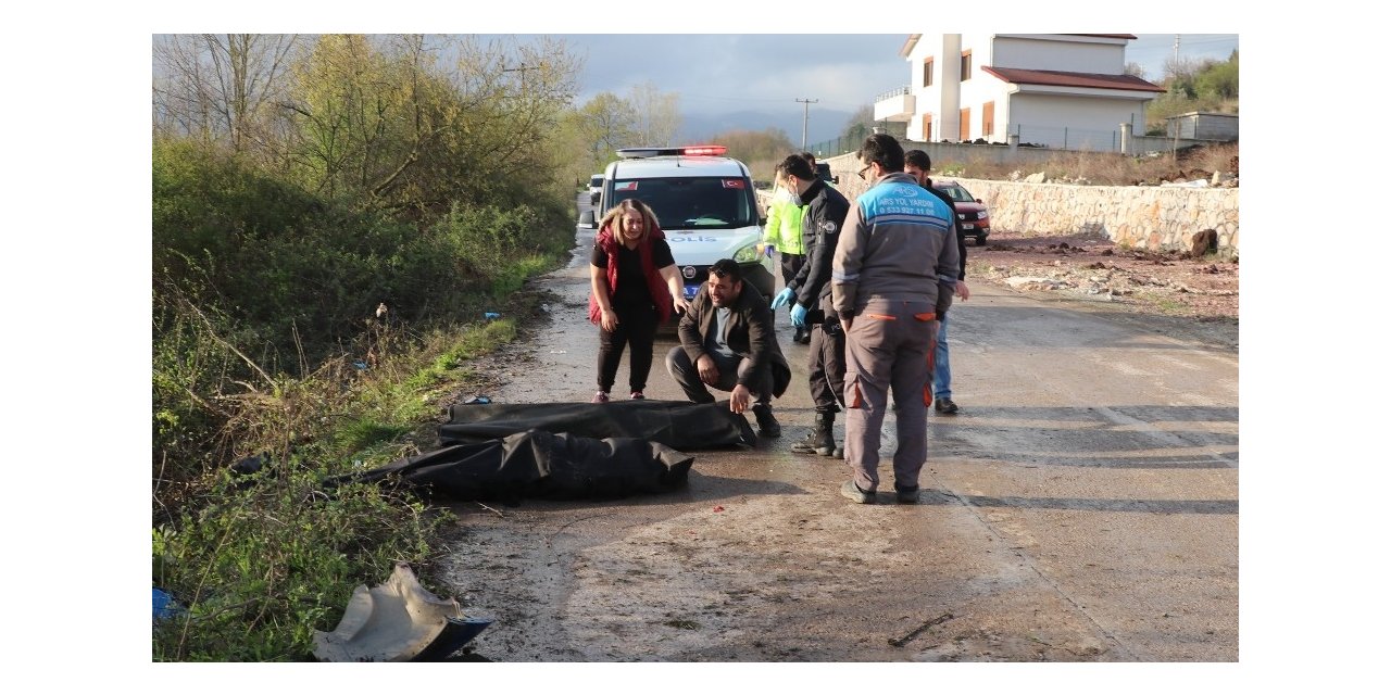 Takla atan otomobil elektrik direğini yerinden söktü: 2 ölü 2 yaralı