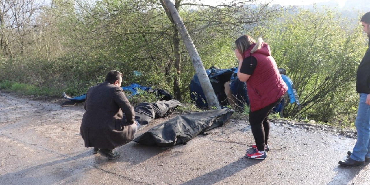 Elektrik direğine saplanan otomobildeki ölü sayısı 3’e yükseldi