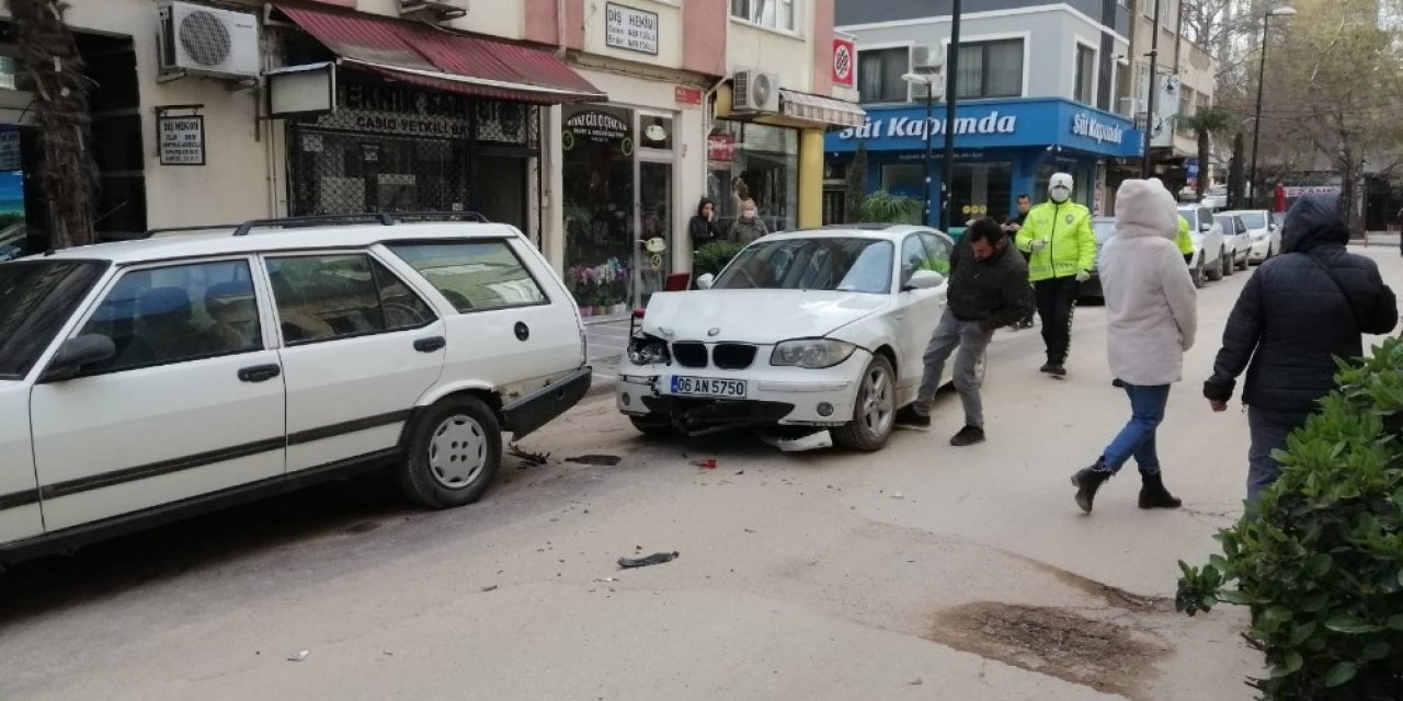 Ambulansa yol vermek isterken kaza yaptı
