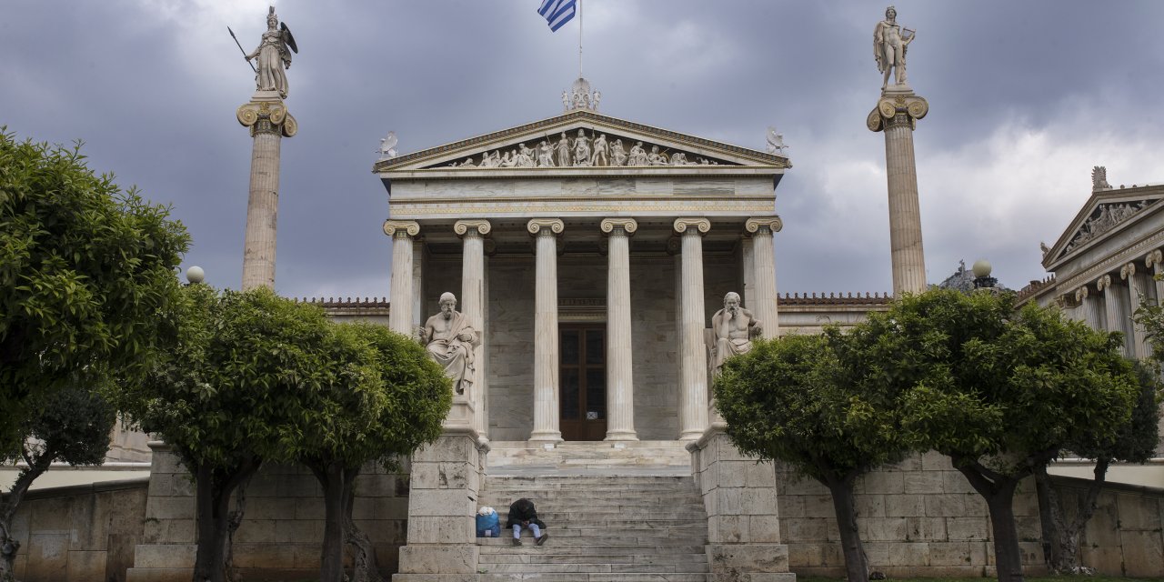 Atina'da evsizler koronavirüs tehlikesiyle yaşıyor