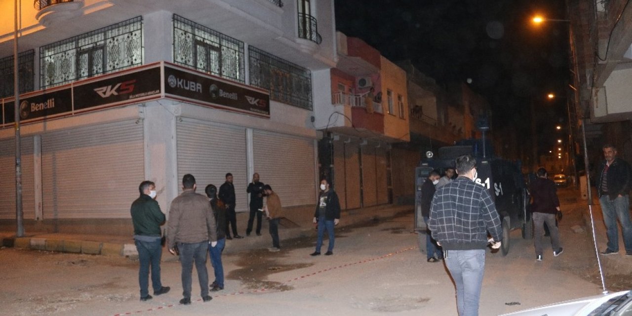 Balkondan kavgayı seyreden gencin başına kurşun isabet etti
