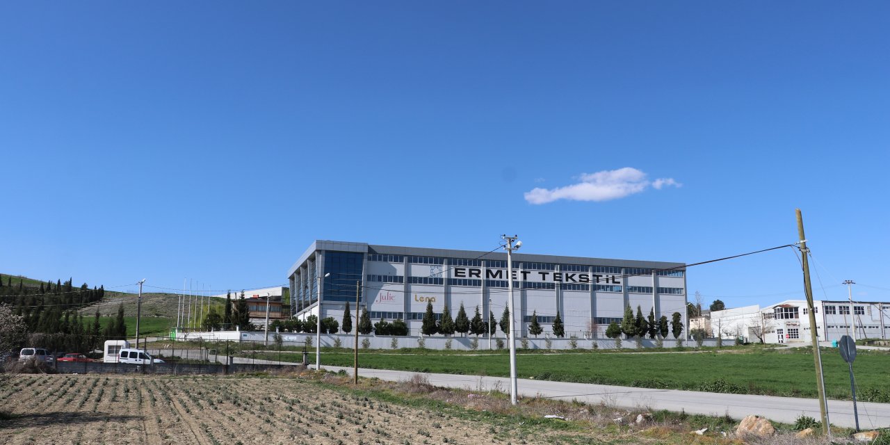 Tekstil fabrikasına kurduğu atölyede çalışanlarına marangozluğu öğretiyor