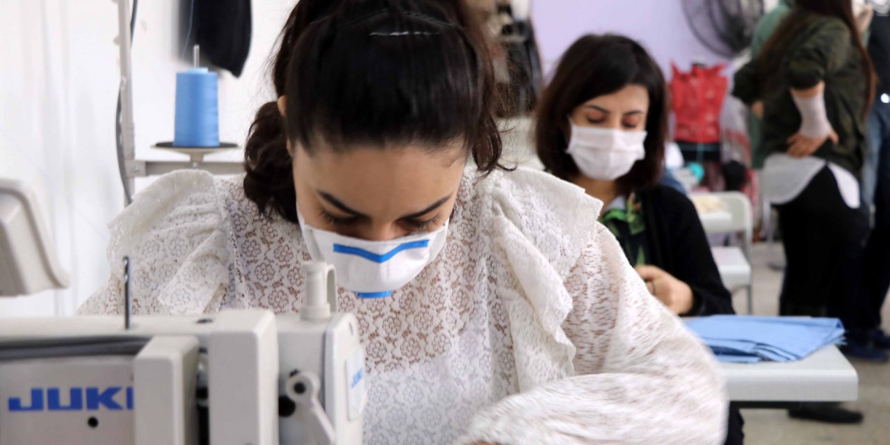 Üniversite personeli, öğrenci ve ev hanımları sağlık çalışanları için seferber oldu