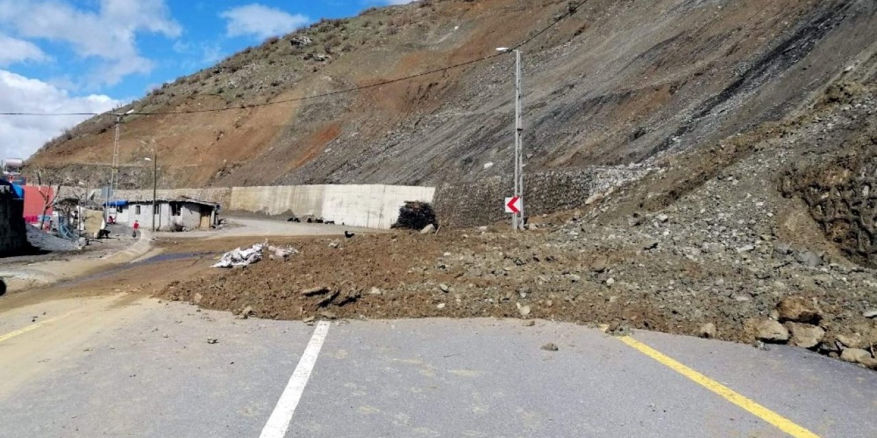 Siirt’te heyelan içme suyu borularını patlattı, 11 köy susuz kaldı