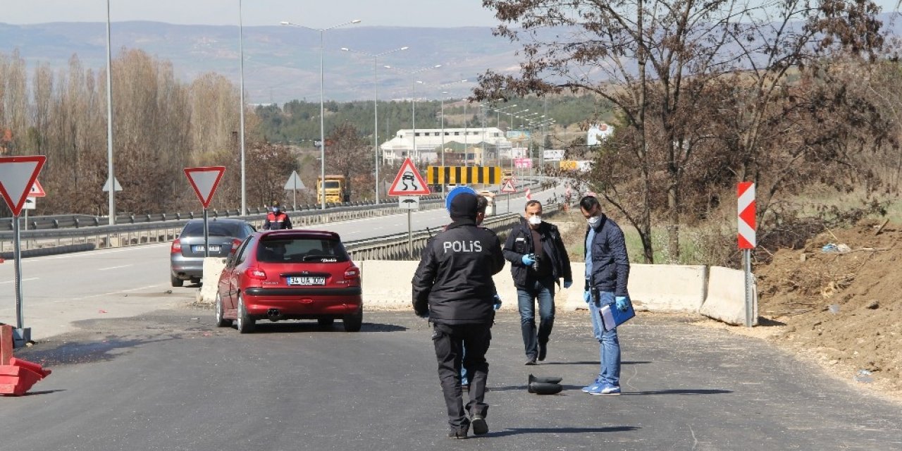 Freni arızalanan pikap kontrol noktasındaki sağlık görevlisine çarptı