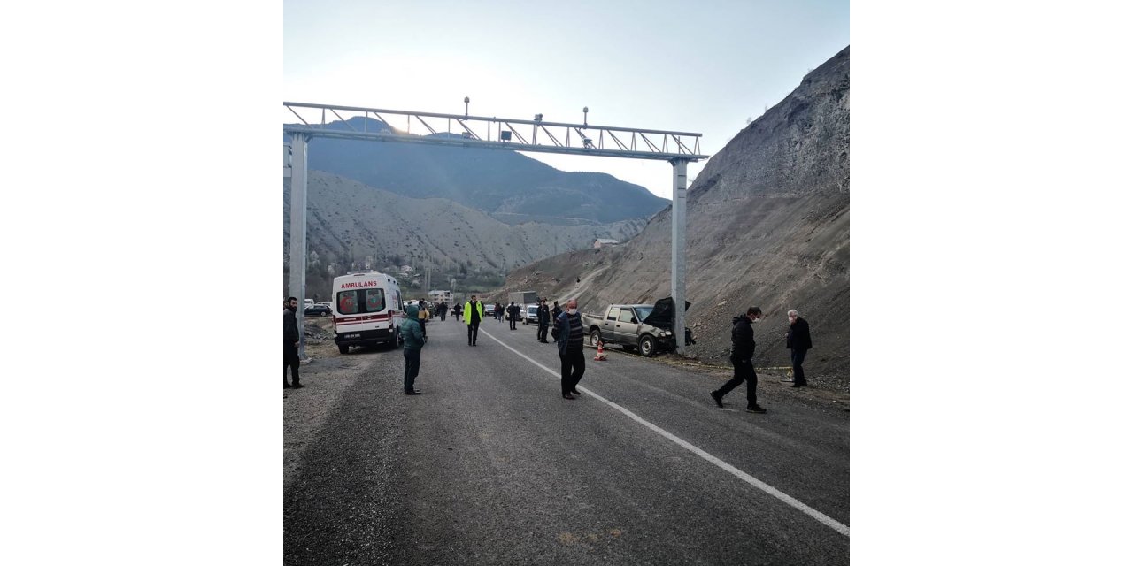 Artvin'de kamyonet direğe çarptı: 1 ölü 1 yaralı