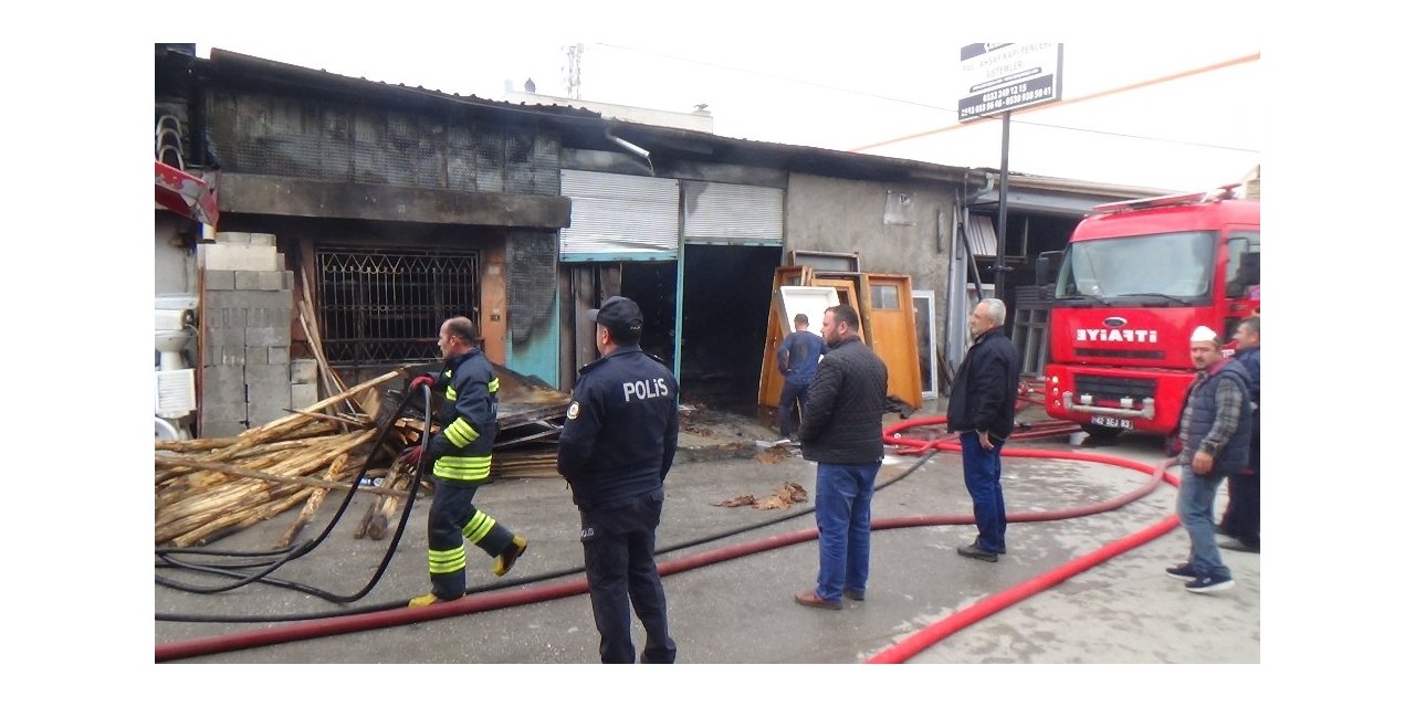 Elektrik kontağından çıkan yangında 2 iş yeri ve 1 depo zarar gördü