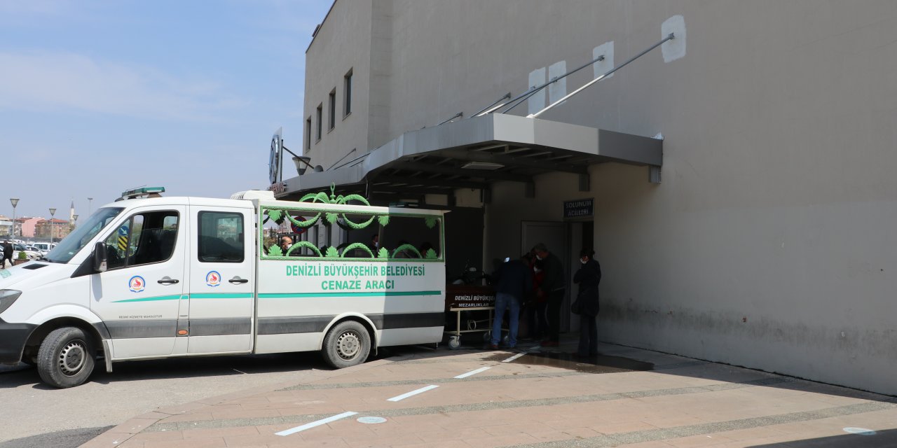 Denizli'de annesinin öldürdüğü çocuğun cenazesini babası teslim aldı