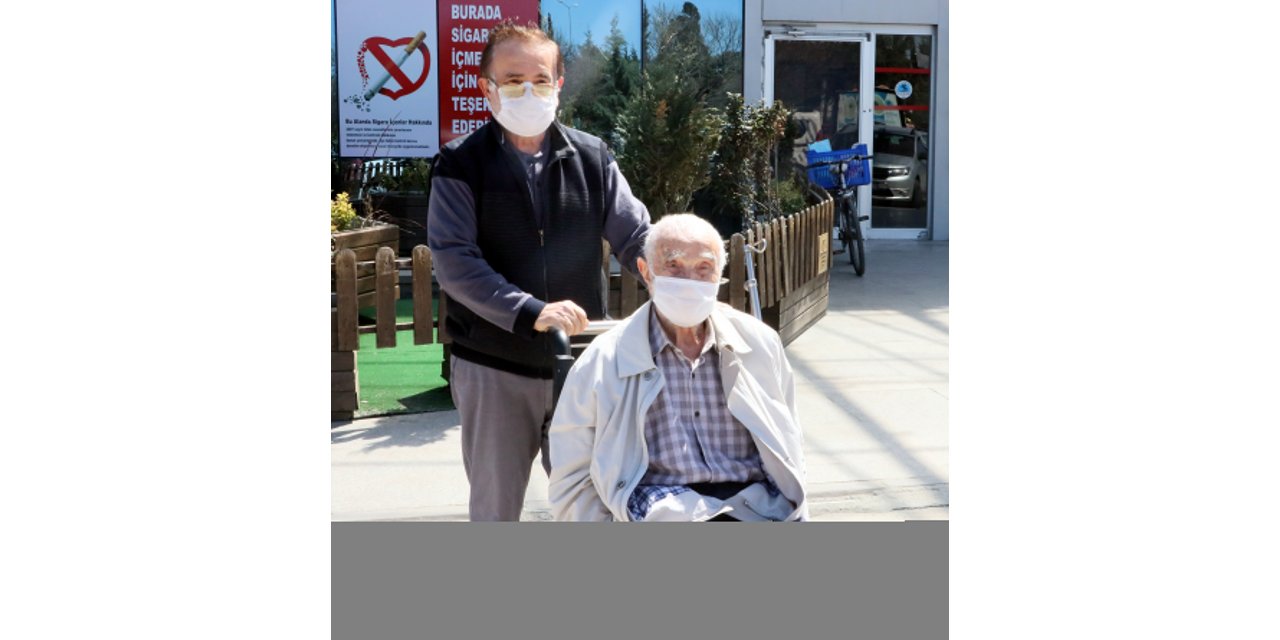 Samsun'da 96 yaşındaki baba ile 65 yaşındaki oğlu koronavirüsü yenerek taburcu edildi