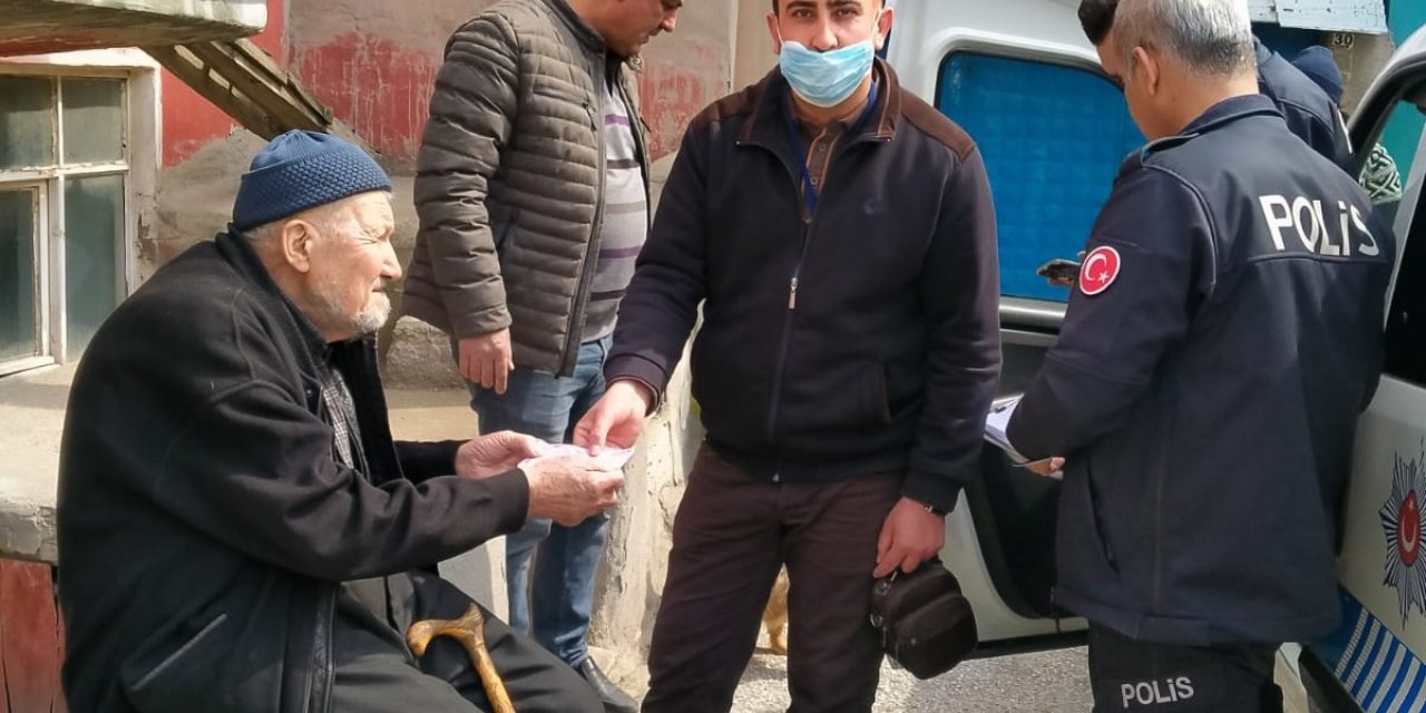 Kütahya'da 90 yaşındaki Abdullah amca "Biz Bize Yeteriz Türkiyem'' kampanyasına destek verdi