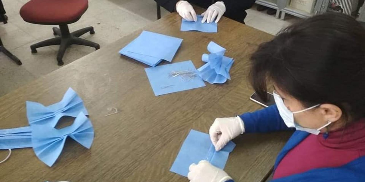Nallıhan Devlet Hastanesi için halk eğitim merkezinde maske üretiyorlar