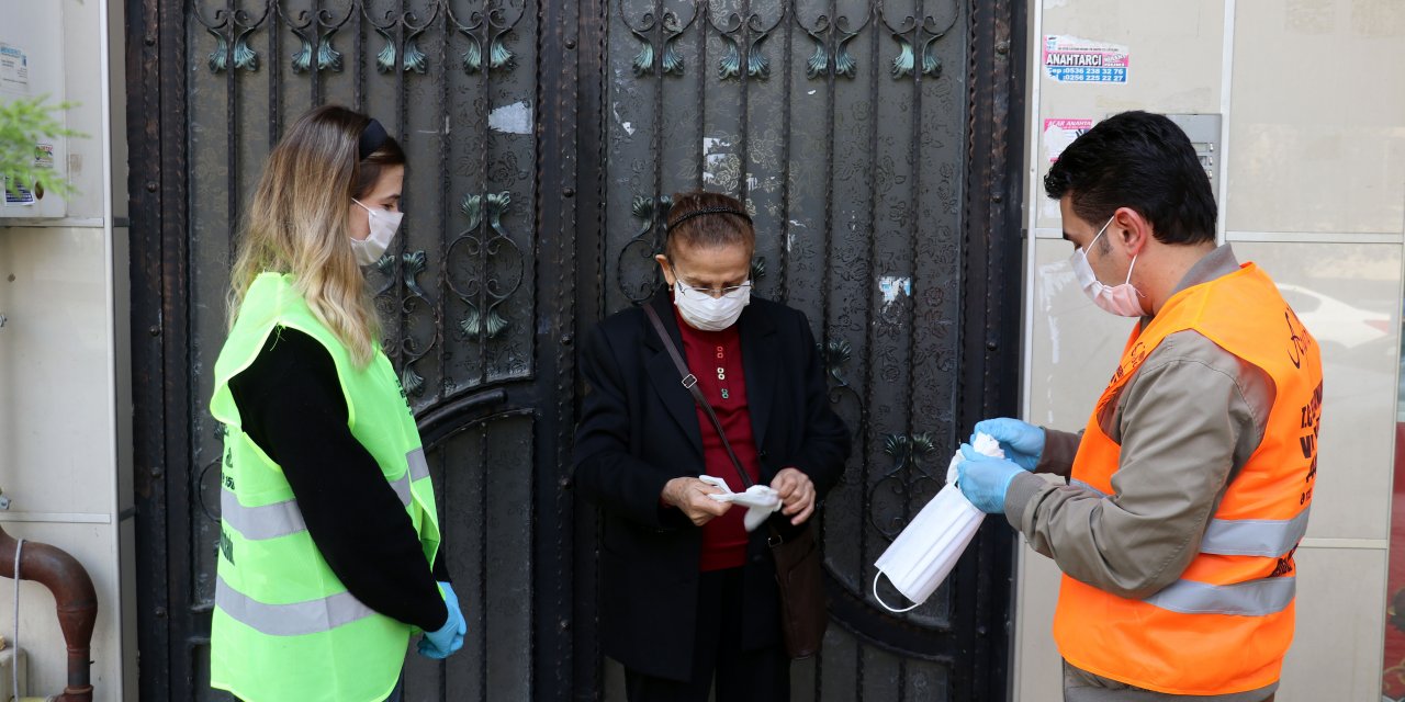 Emekli öğretmen biriktirdiği 50 bin lirayı Milli Dayanışma Kampanyası'na bağışladı