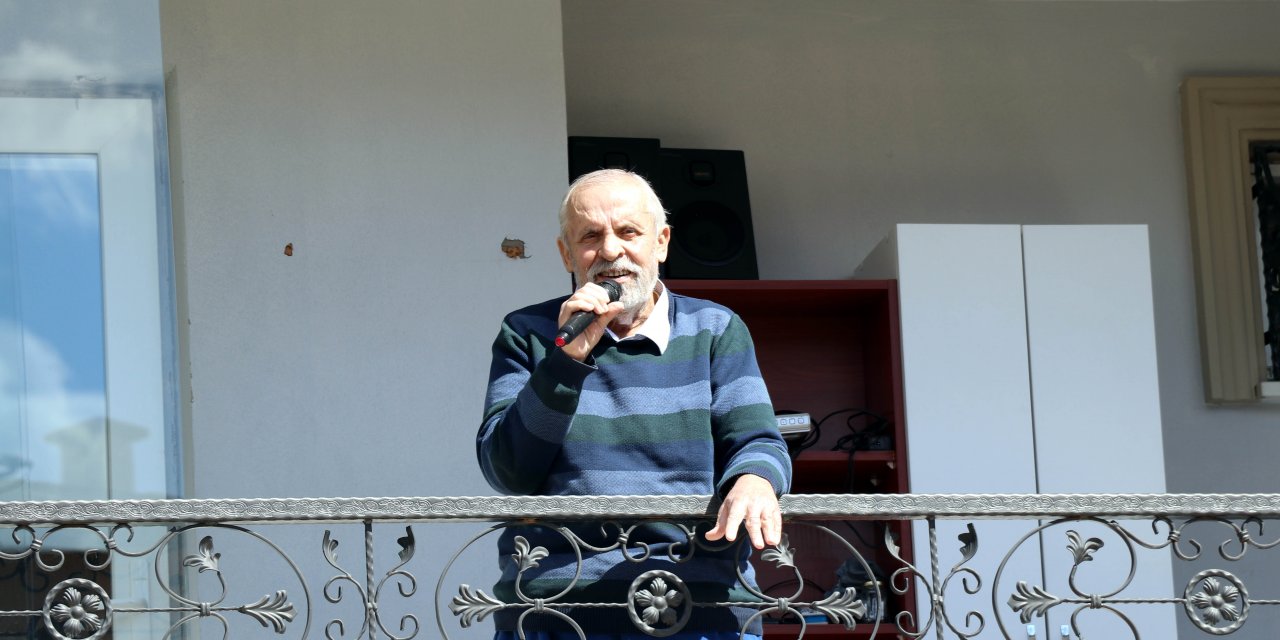 "Minik Kuş" salgın nedeniyle evde kalan komşularına balkondan konser veriyor