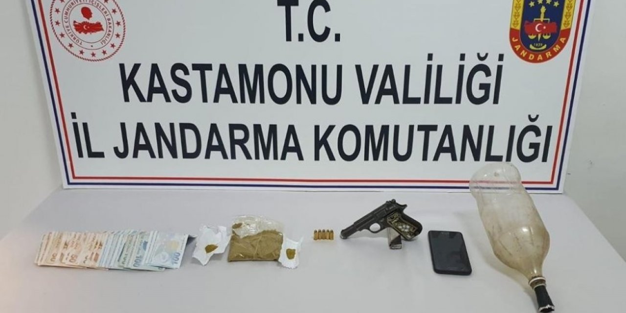 Jandarmadan uyuşturucuyla mücadelede 2 kişiyi yakaladı
