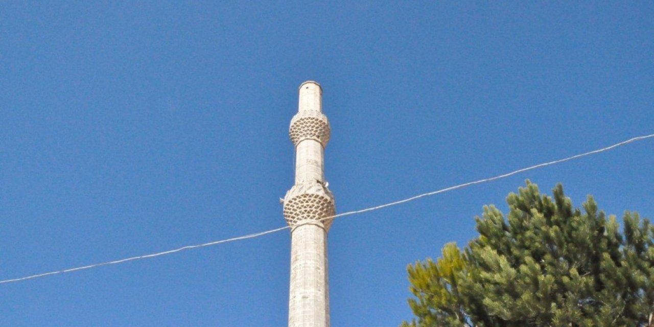 Çürük raporu verilen minarenin külahı fırtınaya dayanamadı