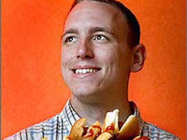 10 dakikada 54 sosisli sandviç yedi