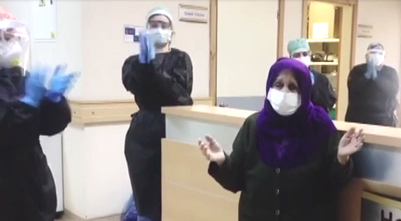 79 yaşındaki Bakiye teyze koronayı yendi! Dualar etti, alkışlarla uğurlandı
