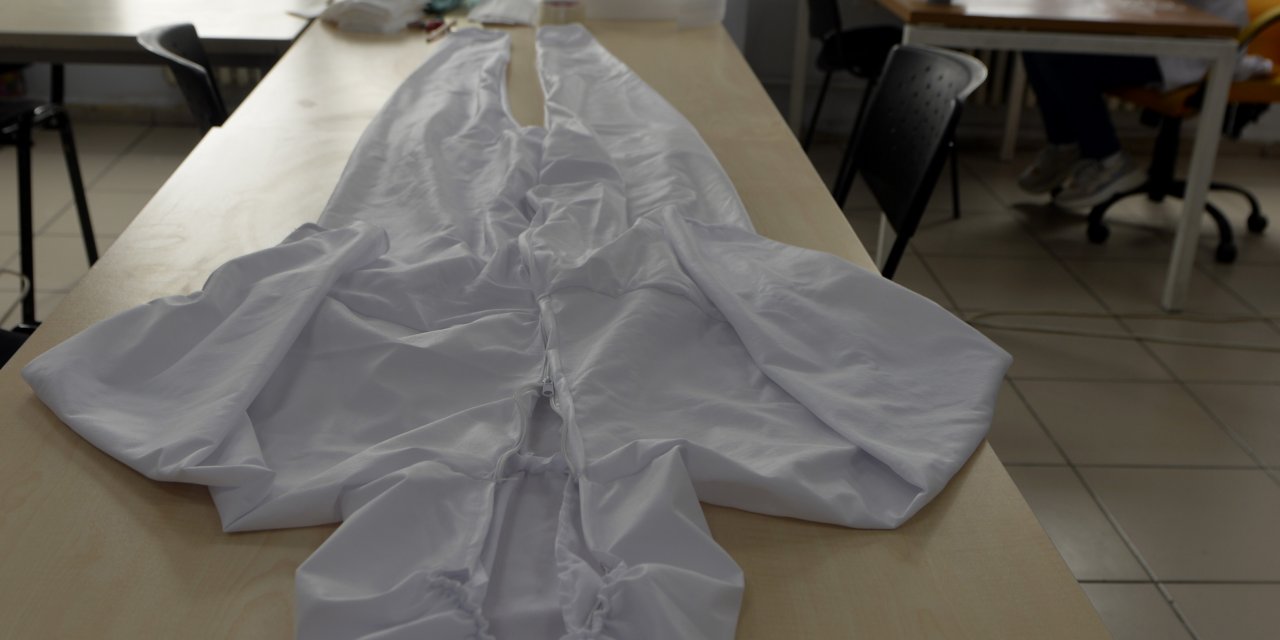 Ardahanlı gönüllü usta öğreticilerden fedakar sağlıkçılara maske ve tulum