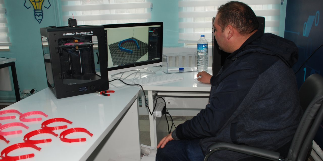 Burdur’da gönüllülerden sağlık çalışanlarına maske ve siperlik üretimi