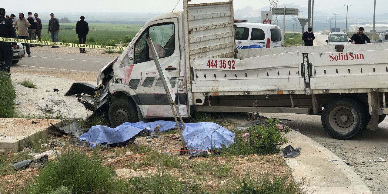 Adana’da iki aracın çarpıştığı kazada 3 kişi hayatını kaybetti