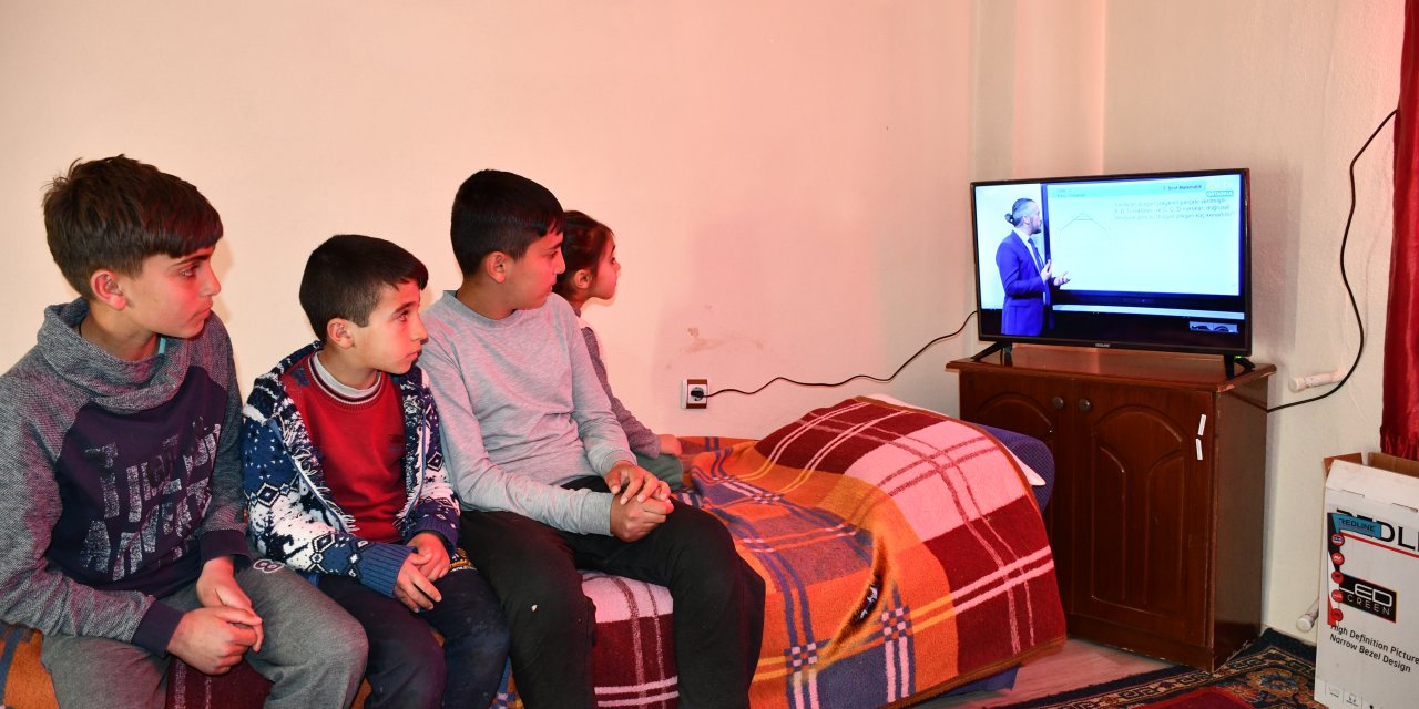Televizyonları olmadığı için EBA TV'yi izleyemeyen kardeşlerin yardımına Türk Kızılay yetişti