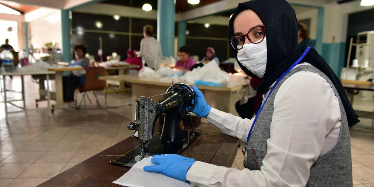 Antalya'da bir kişi daha çok maske üretilsin diye 60 yıllık dikiş makinesini bağışladı