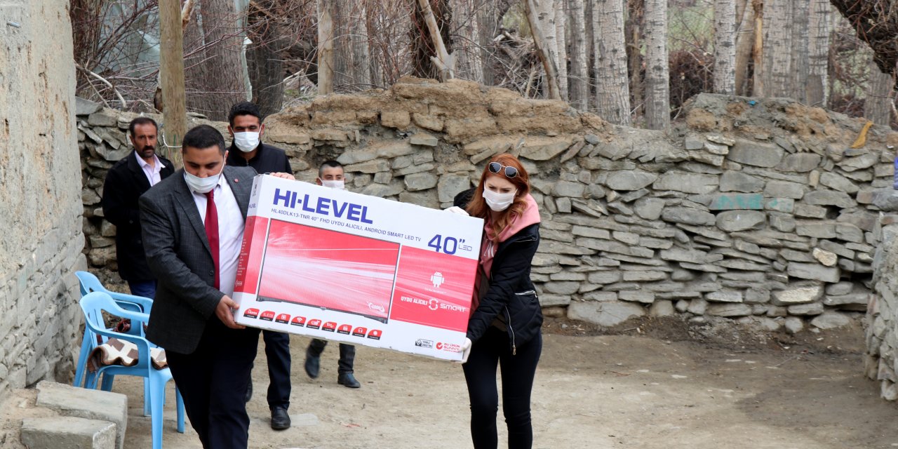 Öğretmenler, TRT EBA TV'den derslerini takip edemeyen öğrencilerine televizyon aldı