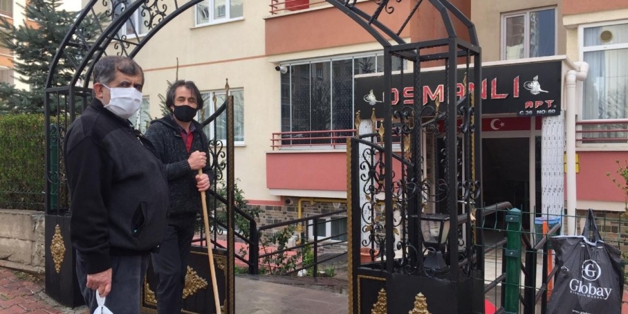 Binalara girip elindeki sıvıyı her yere süren kadın panik oluşturdu
