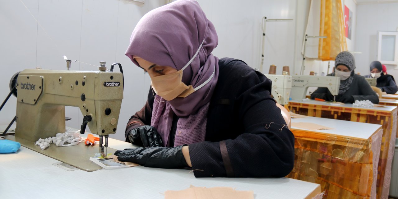 Bayırbucaklı Türkmen kadınlar ürettikleri maskeleri Yayladağı Kaymakamlığına teslim etti