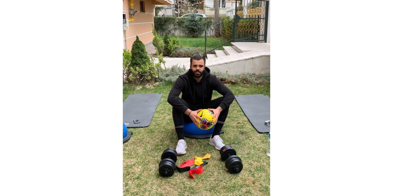 Hasan Hüseyin bahçede çalışıyor