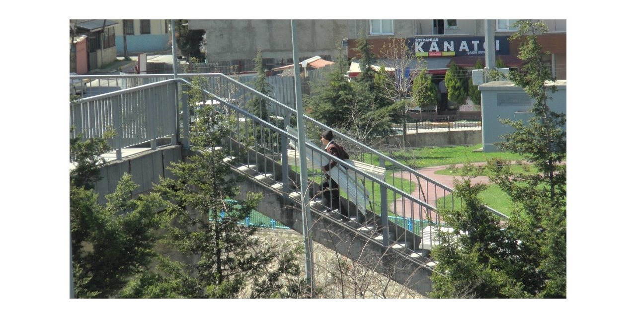 Kocaeli ile İstanbul’u birbirine bağlayan üst geçit tel örgü ile kapatıldı