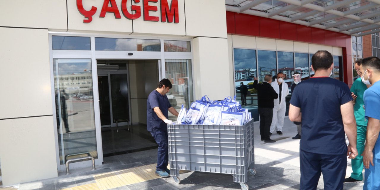 Sivas'ta belediyeden sağlıkçılara yemek ikramı