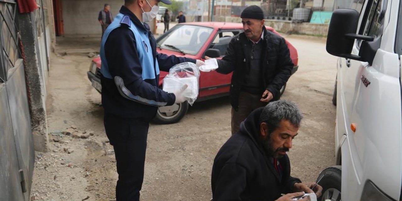 KARAMAN BELEDİYESİ MASKE DAĞITTI