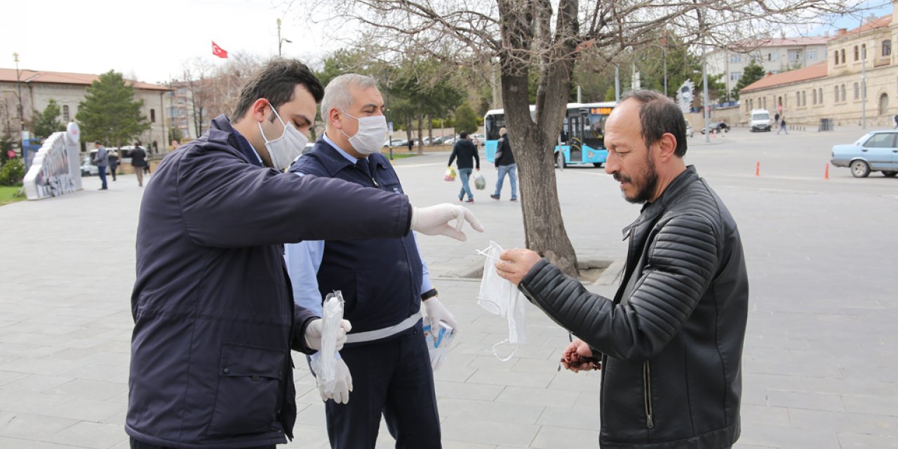 Zabıta ekipleri vatandaşlara maske dağıttı