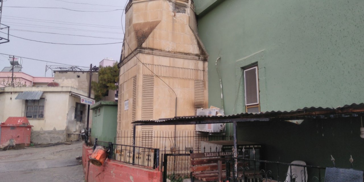 Mersin'de yıldırım isabet eden minarede hasar oluştu