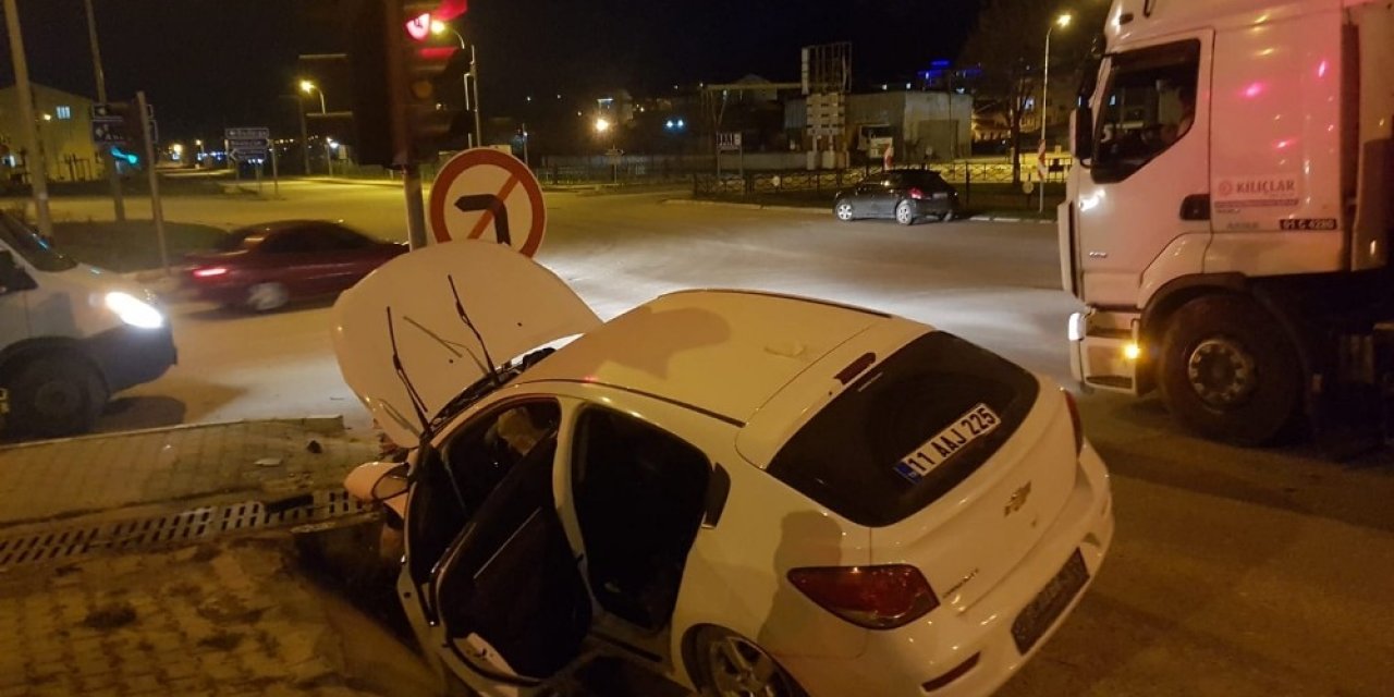 Kontrolden çıkan otomobil su kanalına çarptı: 4 yaralı